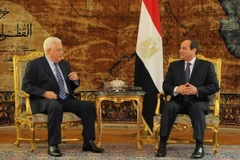 Tổng thống Ai Cập Abdel Fattah El-Sisi (phải) đã có cuộc hội đàm với người đồng cấp Palestine Mahmoud Abbas (trái) tại Cairo. (Nguồn: AFP/TTXVN) 
