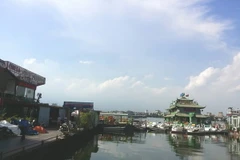 Nhà nổi, du thuyền Hồ Tây đã ngừng hoạt động để chuẩn bị di dời về bến mới tại khu vực Đầm Bảy. (Ảnh: Tuyết Mai/TTXVN)