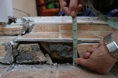 Vết nứt trên móng nhà một hộ dân tại đường Nguyễn Văn Trỗi. (Nguồn: Nguyễn Dũng/Vietnam+)