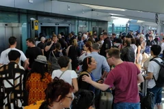 Hành khách bên ngoài nhà chờ ở sân bay Heathrow, London ngày 27/5. (Nguồn: AFP/TTXVN) 