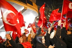 Người Thổ Nhĩ Kỳ tại Hà Lan biểu tình bên ngoài lãnh sự quán Thổ Nhĩ kỳ ở Rotterdam. (Nguồn: EPA/TTXVN)