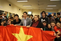 Các sinh viên Trường Giáo Dục Kỹ Thuật của Argentina tham gia buổi nói chuyện chụp ảnh lưu niệm, (Ảnh: Phương Lan/Vietnam+) 