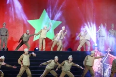 Tái hiện hình ảnh các chiến sỹ Giải phóng quân. (Ảnh: Minh Quyết/TTXVN)