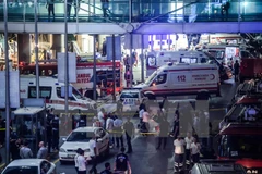 Cảnh sát điều tra tại hiện trường vụ đánh bom. (Nguồn: AFP/TTXVN) 