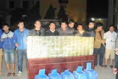 Các đối tượng và tang vật vụ án. (Ảnh: Tạ Toàn/TTXVN)