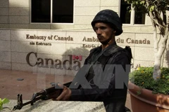 Cảnh sát Ai Cập gác bên ngoài Đại sứ quán Canada ở Cairo ngày 8/12/2014. (Nguồn: AFP/TTXVN)