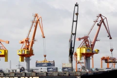 Bốc xếp hàng hóa tại Cảng Hải Phòng. (Nguồn: TTXVN)
