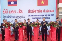 Quang cảnh lễ cắt băng khánh thành và bàn giao tại buổi lễ. (Ảnh: Phạm Kiên/Vietnam+) 