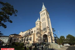 Nhà thờ Con Gà tạo cho du khách một ấn tượng đặc biệt về kiến trúc trên nền trời cao nguyên. (Ảnh: Thông Hải)