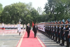 Tổng Bí thư Nguyễn Phú Trọng và Tổng Bí thư , Chủ tịch nước Lào Bounnhang Volachith duyệt đội danh dự Quân đội nhân dân Việt Nam. ( Ảnh: Trí Dũng/TTXVN) 