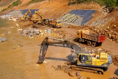 Thi công kênh dẫn dòng công trình thủy điện Huội Quảng. (Ảnh: Ngọc Hà/TTXVN)