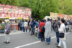 Người dân Nhật xếp hàng thưởng thức các món ăn Việt tại lễ hội Việt Nam ở Nhật Bản. (Ảnh: Hy Hữu-Gia Quân/Vietnam+)