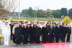 Lãnh đạo Đảng, Nhà nước vào Lăng viếng Chủ tịch Hồ Chí Minh. (Ảnh: Doãn Tấn/TTXVN)
