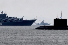 Tàu tuần dương tên lửa dẫn đường Varyag (trái) và tàu ngầm lớp Varshavyank của hải quân Nga. (Nguồn: RT)