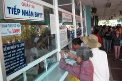 Nhân viên y tế giải quyết các thủ tục khám chữa bệnh cho người có thẻ bảo hiểm y tế. Ảnh minh họa. (Nguồn: TTXVN)