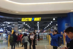 Du khách tham quan, mua sắm tại siêu thị điện tử Electro Mart ở Starfield Hanam. (Ảnh: Hồng Hạnh/Vietnam+)