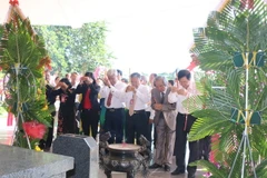 Các đại biểu thắp hương tưởng niệm tại phần mộ cụ Phó bảng Nguyễn Sinh Sắc. (Ảnh: Nguyễn Văn Trí/TTXVN)