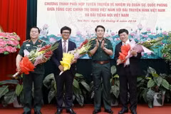 Thượng tướng Lương Cường tặng hoa chúc mừng các đơn vị tại lễ ký. (Ảnh: An Đăng/TTXVN) 