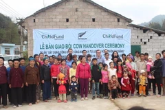 Đại sứ New Zealand Haike Manning tại lễ trao tặng bò cho các hộ gia đình nghèo ở xã Cao Chương. (Nguồn: Vietnam+) 