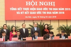 Lãnh đạo các thành phố trực thuộc Trung ương ký kết giao ước thi đua năm 2016. (Ảnh: Phương Hoa/TTXVN) 