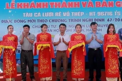 Quang cảnh lễ bàn giao tàu cá vỏ thép đầu tiên tại Hà Tĩnh. (Ảnh: Đậu Hà/Vietnam+)
