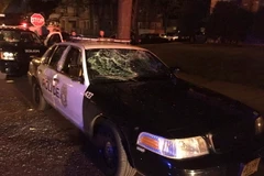 Xe của cảnh sát bị phá hủy trong cuộc xung đột giữa cảnh sát và người biểu tình tại Milwaukee. (Nguồn: EPA/TTXVN) 