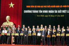 Quang cảnh lễ trao bảng vàng tôn vinh 100 Nhân tài đất Việt năm 2016. (Ảnh: Văn Đạt/TTXVN)