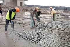 Các lực lượng thi công tiến hành phá dỡ phần vi phạm tại tầng 19 tòa nhà 8B Lê Trực. (Ảnh: Nguyễn Văn Cảnh/TTXVN) 