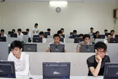 Thí sinh làm bài thi đánh giá năng lực lấy kết quả xét tuyển vào Trường Đại học Quốc gia Hà Nội. (Ảnh: Quý Trung/TTXVN)