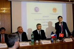 Đại sứ Trương Mạnh Sơn giới thiệu về tình hình kinh tế-xã hội Việt Nam. (Ảnh: Trần Quang Vinh) 