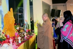 Nghi thức dâng hương Giỗ Tổ Hùng Vương của người Việt tại Séc. (Ảnh: Quang Vinh/Vietnam+)