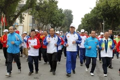  Các đại biểu tham gia chạy hưởng ứng. (Ảnh: Quốc Khánh/TTXVN)