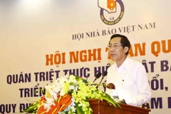 Các tác giả và nhóm tác giả đoạt giải B Giải Báo chí Quốc gia 2016. (Nguồn: Vietnam+)