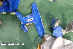 Mảnh vỡ của máy bay EgyptAir được vớt lên từ Địa Trung Hải (Nguồn: Daily Mail)