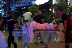 Chuyển người bị thương tại hiện trường vụ tấn công. (Nguồn: EPA/TTXVN)