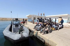Người di cư được đưa tới cảng Tripoli, Libya sau khi bị ngăn chặn trên biển. (Nguồn: THX/TTXVN)