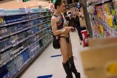 Hình ảnh ăn mặc lố lăng của nam thanh niên. (Nguồn: Weibo)