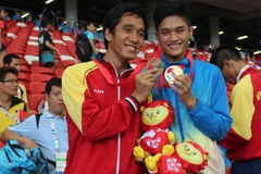 Vận động viên Nguyễn Ngọc Hiệp (áo đỏ) giành huy chương đồng chạy 400m tại ASEAN Para Games lần thứ 8. (Nguồn: TTXVN) 