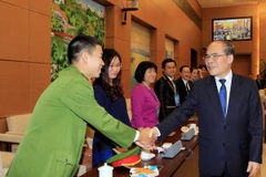 Chủ tịch Quốc hội Nguyễn Sinh Hùng với các đại biểu. (Ảnh: An Đăng/TTXVN) 