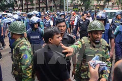 Cảnh sát điều tra tại hiện trường vụ tấn công bắt giữ con tin ở Dhaka. (Nguồn: AFP/TTXVN)