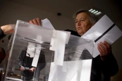 Cử tri Bulgaria bỏ phiếu tại một điểm bầu cử ở Seslavtsi, Sofia ngày 6/11. (Nguồn: AFP/TTXVN) 