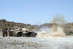 Lực lượng ủng hộ Chính phủ Yemen trong cuộc giao tranh với lực lượng Houthi tại Sharija, khu vực giáp ranh giữa tỉnh Taez và Lahj. (Nguồn: AFP/TTXVN)