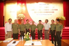 Lãnh đạo Bộ Công an, Tổng cục An ninh chụp ảnh lưu niệm tại hội thảo khoa học 70 năm xây dựng, chiến đấu và trưởng thành của lực lượng an ninh nhân dân. (Ảnh: Quang Vũ/Vietnam+) 