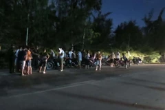 Người dân Nghệ An cùng các lực lượng chức năng tập trung tại bờ biển phường Nghi Hải, thị xã Cửa Lò chờ đón thi thể phi công Trần Quang Khải. (Ảnh : Nguyễn Văn Nhật/Vietnam+) 