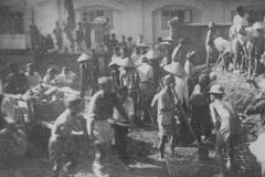 Các chiến sỹ tự vệ ở Hà Nội đào hầm hào, xây công sự chuẩn bị chiến đấu. (Nguồn: TTXVN) 