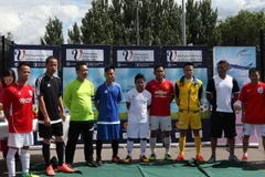 Đại diện một số đội bóng tham gia giải Cup Người Việt UK 2016. (Ảnh: Hạnh Nguyên/Vietnam+) 