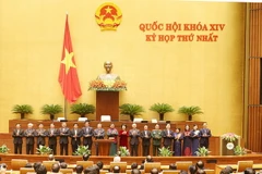 Các Ủy viên Ủy ban Thường vụ Quốc hội khóa XIV ra mắt. (Ảnh: Trọng Đức/TTXVN)