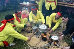 Nấu cơm thi - một nét đặc trưng tại lễ hội chùa Keo. (Ảnh: Thế Duyệt/TTXVN)
