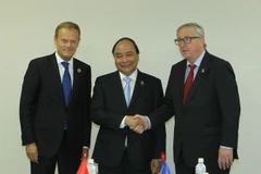 Thủ tướng Nguyễn Xuân Phúc gặp Chủ tịch Ủy ban Châu Âu Jean-Claude Juncker và Chủ tịch Hội đồng Châu Âu Donald Tusk. (Ảnh: Thống Nhất/TTXVN) 