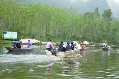 Lực lượng thanh tra giao thông tuần tra trên suối Yến vào chùa Hương. (Ảnh: Nguyễn Văn Cảnh/TTXVN)
